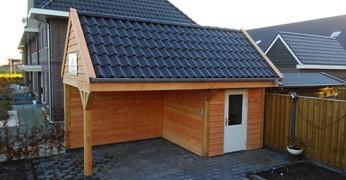 Houten schuur met terras