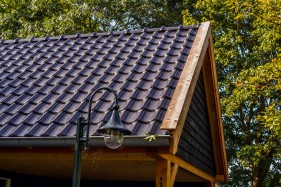 Houten schuur met pannen