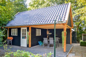 Schuur met overkapping